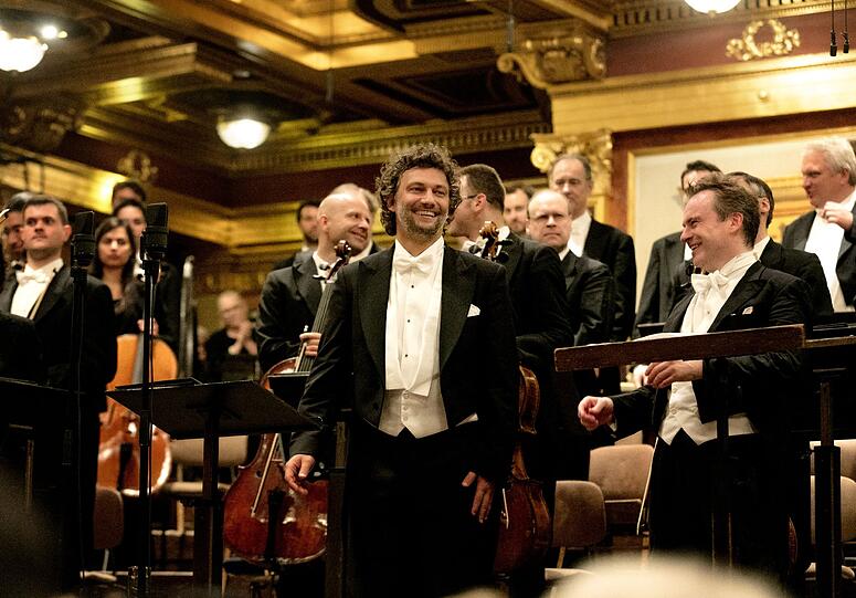 Jonas Kaufmann, die Wiener Philharmoniker und der Dirigent Jonathan Nott im Goldenen Saal des Wiener Musikvereins.