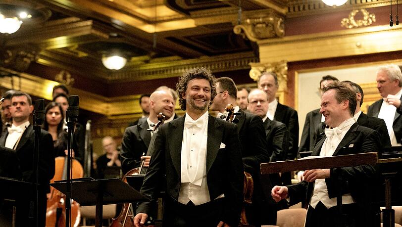 Jonas Kaufmann, die Wiener Philharmoniker und der Dirigent Jonathan Nott im Goldenen Saal des Wiener Musikvereins. Jonas Kaufmann, die Wiener Philharmoniker und der Dirigent Jonathan Nott im Goldenen Saal des Wiener Musikvereins.