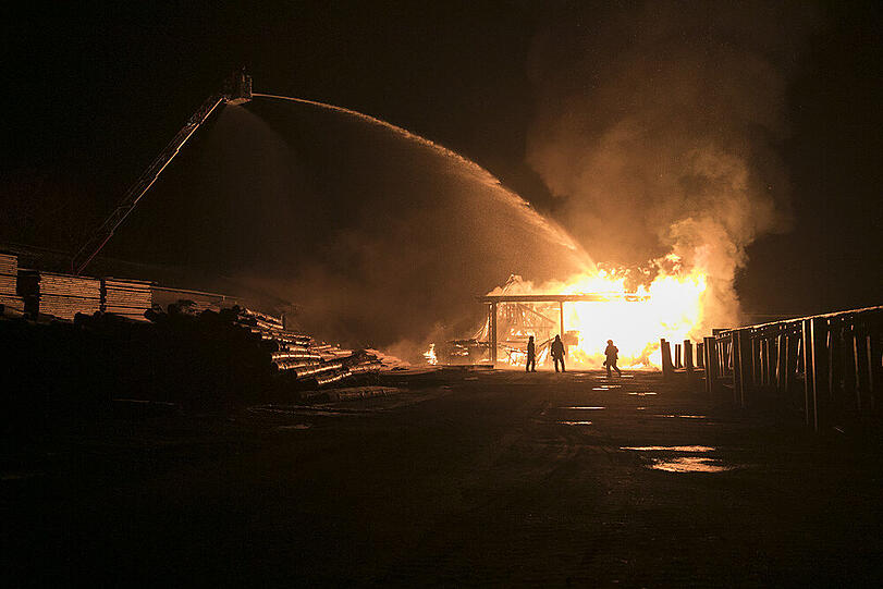 Bilder vom großen Feuerwehreinsatz in Fridolfing am Dienstagabend. Der Sachschaden ist nach dem Brand eines Sägewerks immens.