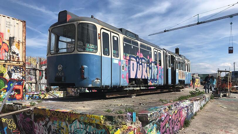 Die neue alte Tram vorm Bahnwärter Thiel.