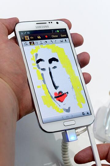 Mit einem Samsung Galaxy Note II - Smartphone wird am Donnerstag (30.08.2012) auf dem Stand des Unternehmens auf der Internationalen Funkausstellung in Berlin gearbeitet.