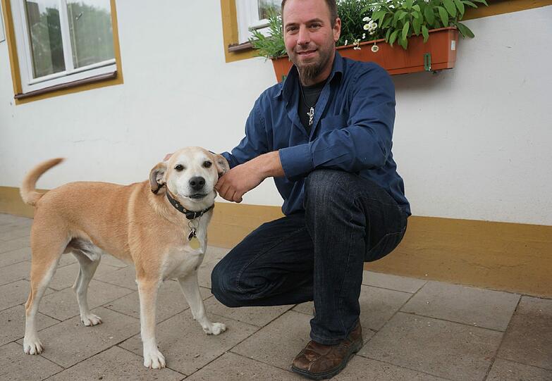 Wiedersehen nach fünf Monaten: Martin Ambrusch mit seinem Hund Pepe.