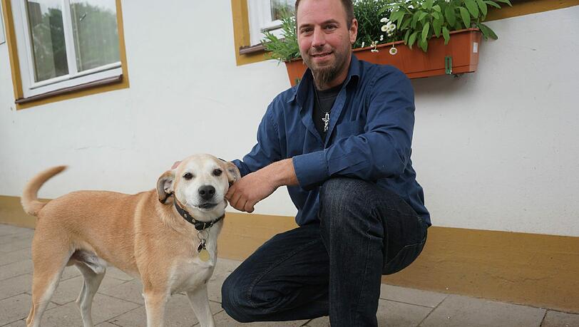 Wiedersehen nach fünf Monaten: Martin Ambrusch mit seinem Hund Pepe. Wiedersehen nach fünf Monaten: Martin Ambrusch mit seinem Hund Pepe.