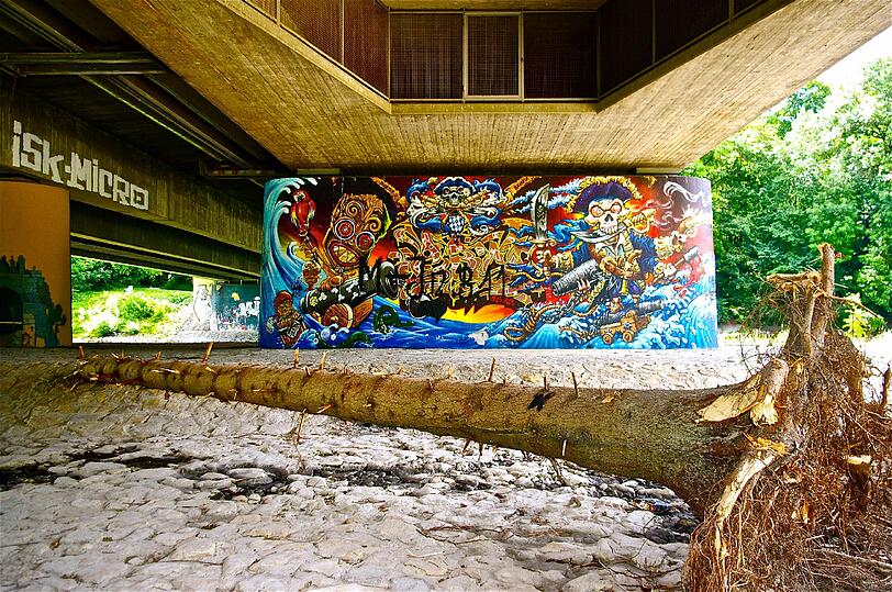 Isart Graffiti Aktion an der Brudermühlbrücke