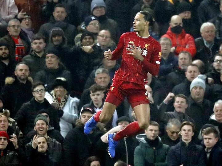 Liverpools Virgil van Dijk (M) freut sich über sein Tor zum 1:0.