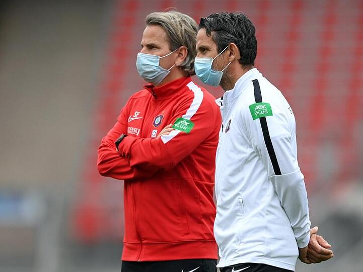 Spieler, Trainer und Schiedsrichter am Spielfeldrand müssen keinen Mund-Nasen-Schutz mehr tragen.