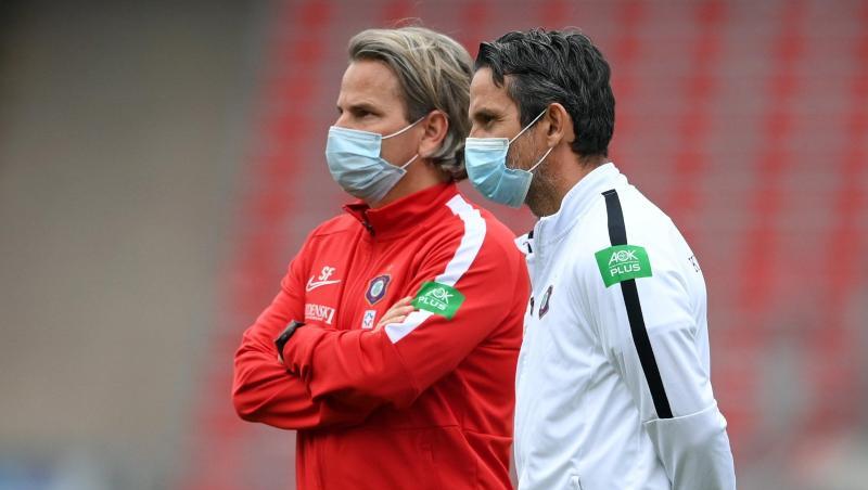 Spieler, Trainer und Schiedsrichter am Spielfeldrand müssen keinen Mund-Nasen-Schutz mehr tragen. Spieler, Trainer und Schiedsrichter am Spielfeldrand müssen keinen Mund-Nasen-Schutz mehr tragen.