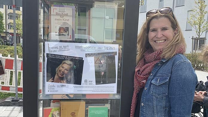Sie ist Fan: SPD-Stadträtin Julia Schönfeld-Knor am Bücherschrank in Moosach.