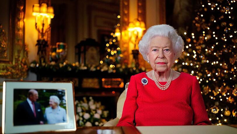 Die britische Königin Elizabeth II. während der Aufzeichnung ihrer jährlichen Weihnachtssendung im White Drawing Room von Schloss Windsor.