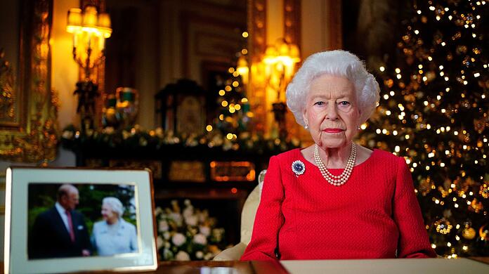 Die britische Königin Elizabeth II. während der Aufzeichnung ihrer jährlichen Weihnachtssendung im White Drawing Room von Schloss Windsor.
