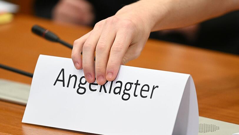 Ein Schild mit der Aufschrift "Angeklagter" wird auf die Gerichtsbank gestellt (Symbolbild).