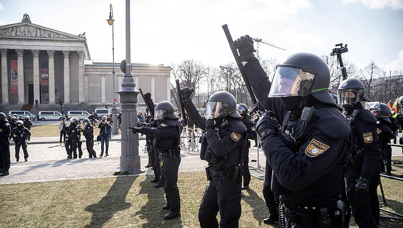 5. März 2022: Bei einer Gegendemonstration zum bundesweiten AfD-Aktionstag kam es zu Auseinandersetzungen zwischen der Polizei und Gegendemonstranten.