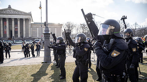5. März 2022: Bei einer Gegendemonstration zum bundesweiten AfD-Aktionstag kam es zu Auseinandersetzungen zwischen der Polizei und Gegendemonstranten.