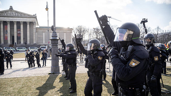 5. März 2022: Bei einer Gegendemonstration zum bundesweiten AfD-Aktionstag kam es zu Auseinandersetzungen zwischen der Polizei und Gegendemonstranten.