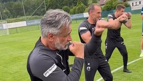 Auch Löwen-Coach Maurizio Jacobacci und seine Staff-Mitglieder machten beim Schattenboxen mit. Auch Löwen-Coach Maurizio Jacobacci und seine Staff-Mitglieder machten beim Schattenboxen mit.