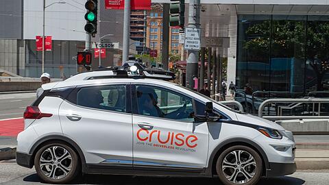 Ein selbstfahrendes Auto der General-Motors-Tochterfirma Cruise ist im Straßenverkehr unterwegs.