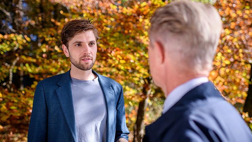 "Sturm der Liebe": Henry (l.) muss bangen, dass Maxi nicht auf die Almwiese kommt.