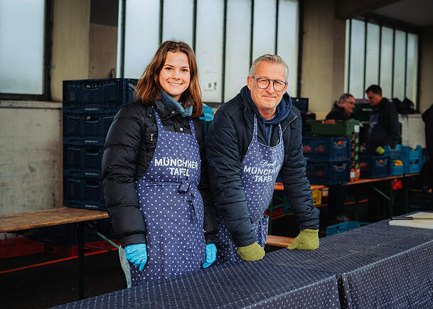 Selina Weininger und Hubert Fischer engagieren sich ehrenamtlich bei der M&uuml;nchner Tafel. Kurz vor Weihnachten sorgen sie mit den anderen Helfern daf&uuml;r, dass die Ausgabe f&uuml;r Hunderte Menschen reibungslos l&auml;uft.