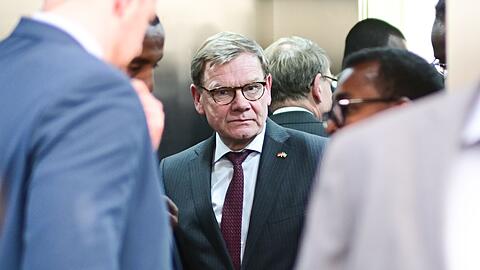 Deutschland weist nach der Festnahme einer mutma&szlig;lichen Spionin f&uuml;r Russland einen Diplomaten der russischen Botschaft in Berlin aus, wie der Au&szlig;enminister mitteilte.