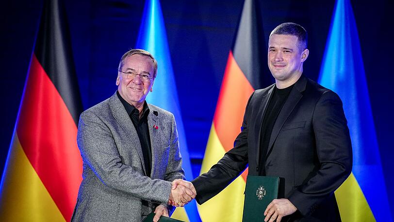 "Wir sind strategische Partner. Wir unterst&uuml;tzen euch einerseits weiter in eurem Abwehrkampf, aber andererseits bauen wir immer mehr auf eine strukturierte, langfristige Partnerschaft, auf die es ankommt", sagte Pistorius in Kiew.