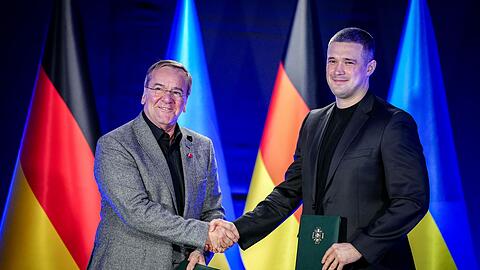"Wir sind strategische Partner. Wir unterst&uuml;tzen euch einerseits weiter in eurem Abwehrkampf, aber andererseits bauen wir immer mehr auf eine strukturierte, langfristige Partnerschaft, auf die es ankommt", sagte Pistorius in Kiew.