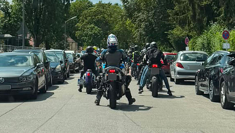 Über 300 Biker und Bikerinnen fuhren am Freitag zum Schwabinger Krankenhaus, um einer krebskranken Teenagerin einen Herzenswunsch zu erfüllen. Über 300 Biker und Bikerinnen fuhren am Freitag zum Schwabinger Krankenhaus, um einer krebskranken Teenagerin einen Herzenswunsch zu erfüllen.