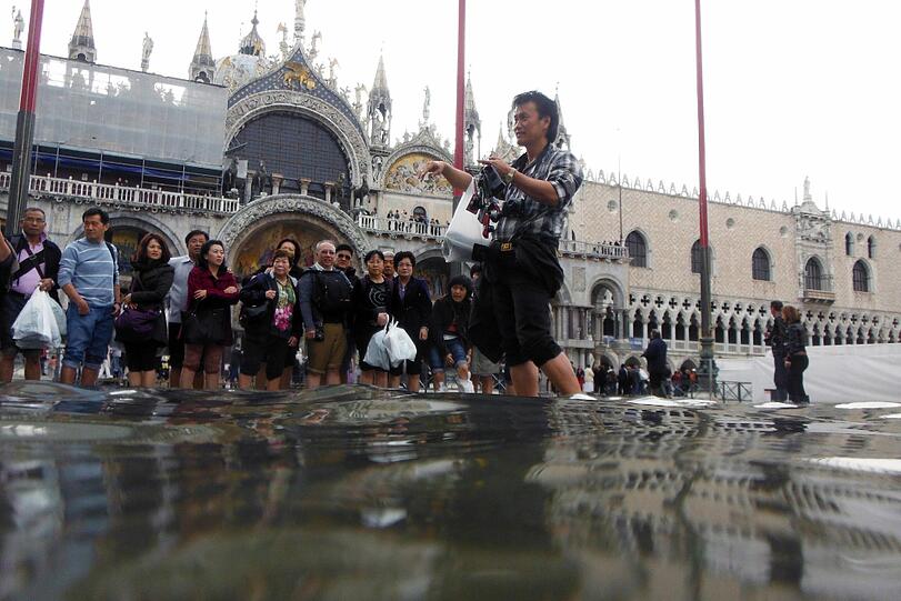 Alarmstufe Gelb in Venedig: Am Montag ist der Wasserstand auf 105 cm über dem Meeresspiegel gemessen worden. Die Bilder der Überschwemmung.