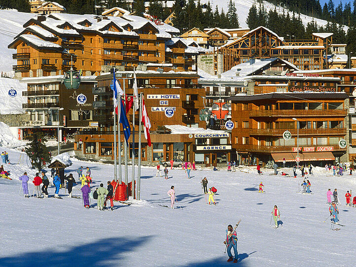 COURCHEVEL: Das größte zusammenhängende Skigebiet der Welt lockt nicht nur zahlreiche deutsche Touristen nach Frankreich, sondern zählt auch Promis, wie Roman Abramowitsch und Gerard Dépardieu zu seinen Stammgästen. Auch Carla Bruni, Bruce Willis und George Clooney gaben hier schon ihre Visitenkarte ab.