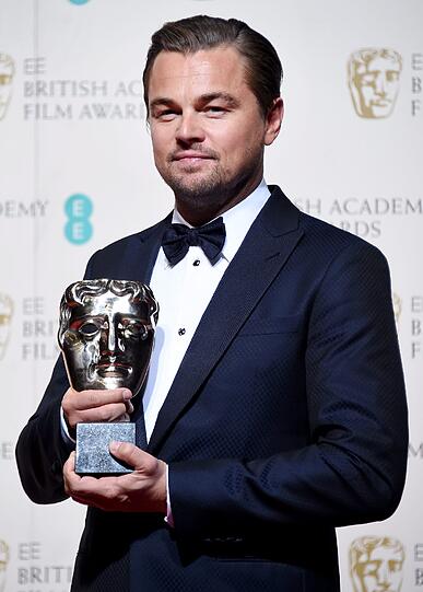 Stolz hält Leonardo DiCaprio seinen ersten BAFTA-Award in der Hand