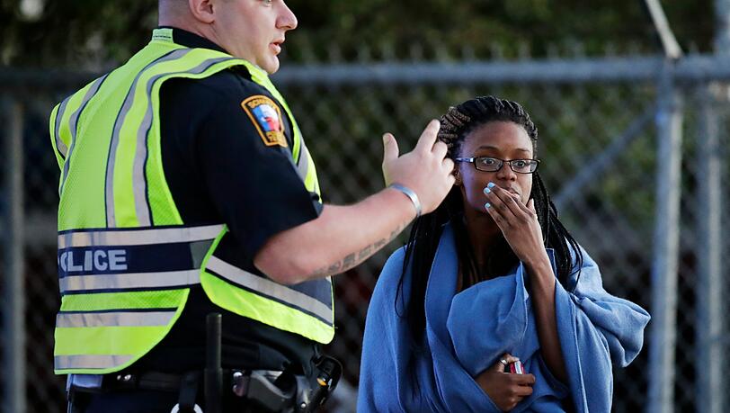 Eine in eine Decke gewickelte Mitarbeiterin des Transportdienstes FedEx spricht mit einem Polizisten. In dem Unternehmen in dem Ort Schertz in der Nähe der Großstadt San Antonio ist in eine mittelgroße Kiste explodiert. Im US-Staat Texas gab es die mittlerweile fünfte Paket-Explosion in diesem Monat. Eine in eine Decke gewickelte Mitarbeiterin des Transportdienstes FedEx spricht mit einem Polizisten. In dem Unternehmen in dem Ort Schertz in der Nähe der Großstadt San Antonio ist in eine mittelgroße Kiste explodiert. Im US-Staat Texas gab es die mittlerweile fünfte Paket-Explosion in diesem Monat.