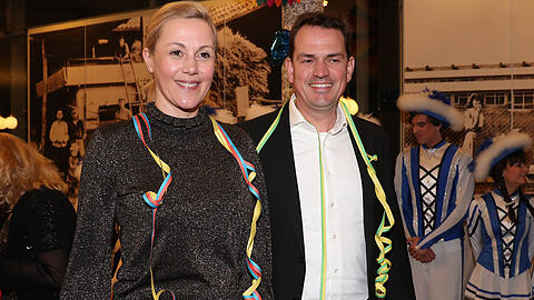 Nicht verkleidet aber immerhin mit Luftschlangen: Bettina Wulff (45) und Jan-Henrik Behnken (47).