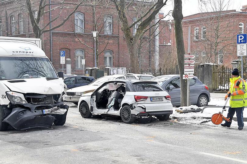 Heftiger Unfall in der Infanteriestraße: Die Feuerwehr musste die Verletzte aus ihrem Wrack befreien.