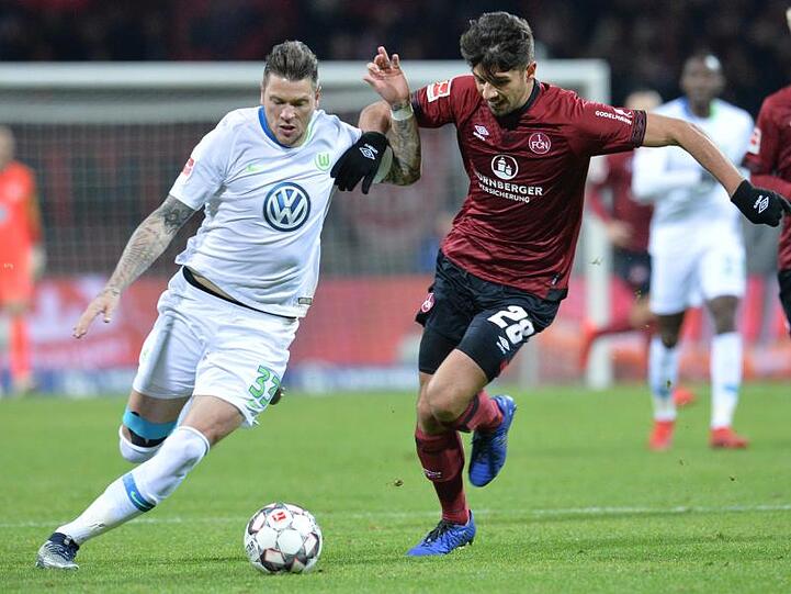 Wolfsburgs-Torschütze Daniel Ginczek (l) beim Duell mit dem Nürnberger Lukas Mühl.