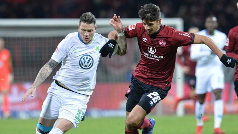 Wolfsburgs-Torschütze Daniel Ginczek (l) beim Duell mit dem Nürnberger Lukas Mühl. Wolfsburgs-Torschütze Daniel Ginczek (l) beim Duell mit dem Nürnberger Lukas Mühl.