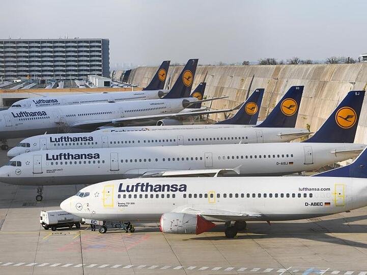 Lufthansa-Maschinen stehen am Flughafen von Frankfurt am Main (Hessen) am Rande des Vorfeldes.