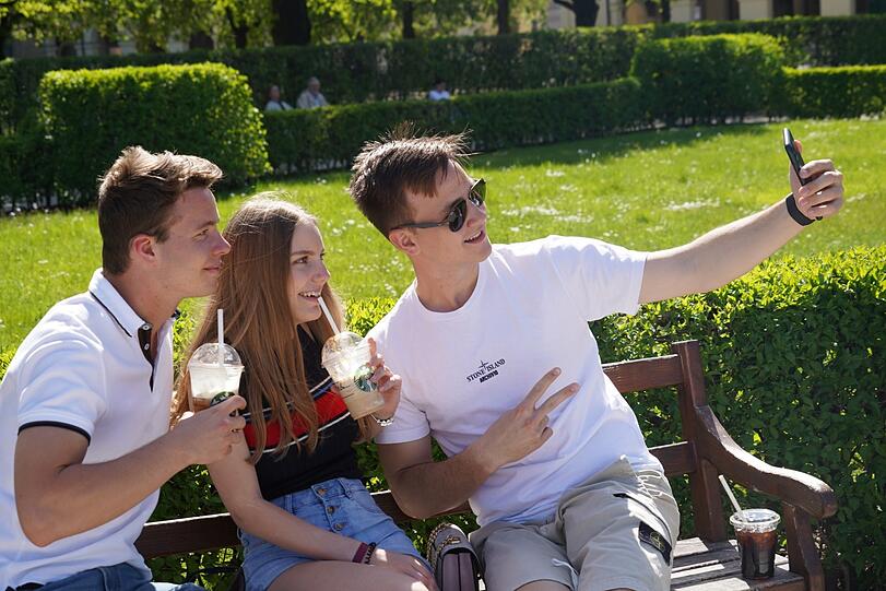 Akos (24, v.l.), Jasmin (20) und Michi (22) halten ihren Sonnentag fest.