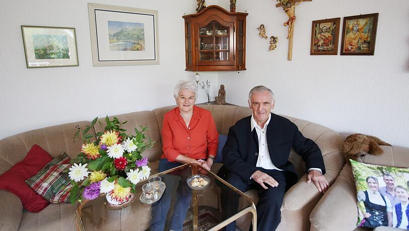 Sofa mit Dahlien: Marita Großmann (71) hat vor 27 Jahren in Grünwald den Haushalt für Pfarrer Josef Schranner (77) übernommen. Sie ist geblieben, auch in der Rente.
