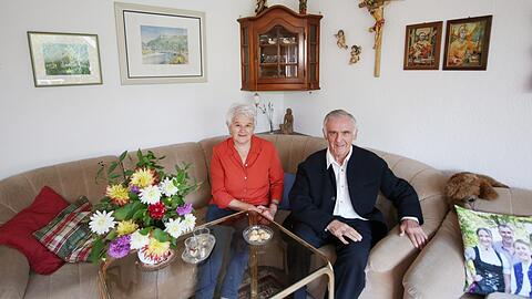 Sofa mit Dahlien: Marita Großmann (71) hat vor 27 Jahren in Grünwald den Haushalt für Pfarrer Josef Schranner (77) übernommen. Sie ist geblieben, auch in der Rente.
