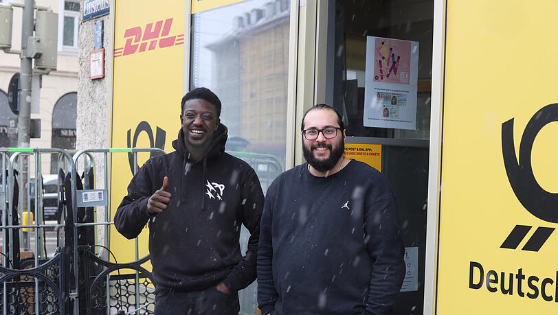Im Dienste der Post: Mamadou Did (l.) und sein Chef Enes Kilerci. Im Dienste der Post: Mamadou Did (l.) und sein Chef Enes Kilerci.