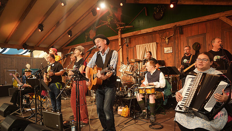 Ben Leinenbach (mit Gitarre in der Mitte) hat das ABM-Orchester mitgegründet. Für die inklusive Gruppe ist es ein besonderes Erlebnis, auf der Wiesn auftreten zu dürfen.