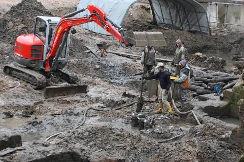 Arbeiten im Schlamm der Nürnberger Geschichte: Die Archäologen wurden im Augustinerhof-Gelände wieder fündig.