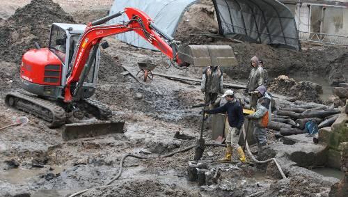 Arbeiten im Schlamm der Nürnberger Geschichte: Die Archäologen wurden im Augustinerhof-Gelände wieder fündig. Arbeiten im Schlamm der Nürnberger Geschichte: Die Archäologen wurden im Augustinerhof-Gelände wieder fündig.