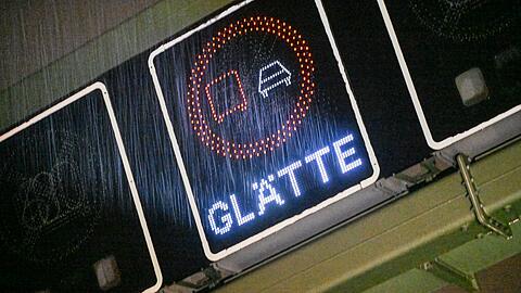 Auch in der Nacht auf Sonntag m&uuml;ssen Autofahrer und Fu&szlig;g&auml;nger vorsichtig sein - es kann glatt werden.