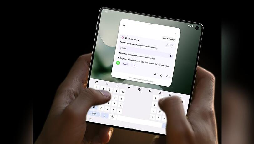 Foldables wie das Motorola Razr Fold weichen die Grenzen zwischen Smartphone und Tablet auf. Foldables wie das Motorola Razr Fold weichen die Grenzen zwischen Smartphone und Tablet auf.