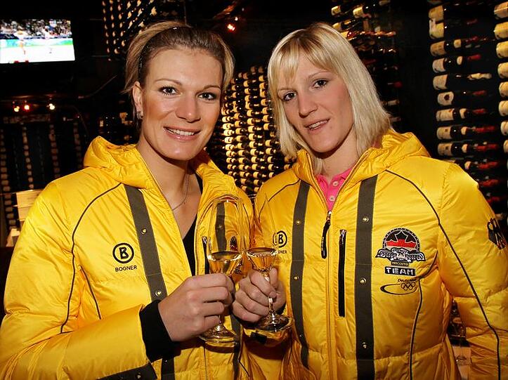 Maria und Susanne Riesch (l) prosten sich in Whistler zu.
