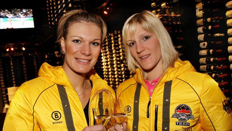 Maria und Susanne Riesch (l) prosten sich in Whistler zu. Maria und Susanne Riesch (l) prosten sich in Whistler zu.