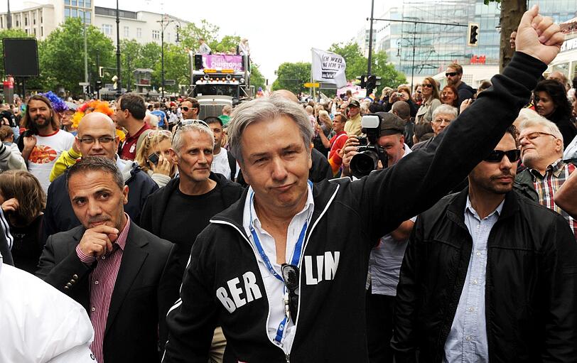 Der bekennde schwule Mann im Staat Klaus Wowereit feiert selbstredend mit.