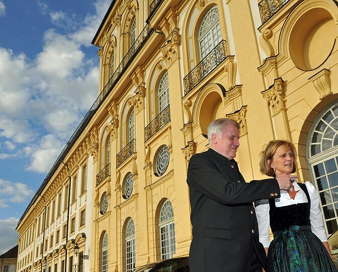 Ministerpräsident Horst Seehofer mit Ehefrau Karin, beide in Tracht.