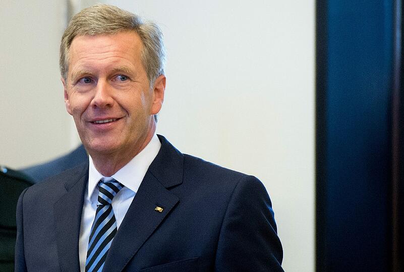 Christian Wulff trägt bei seiner Gerichtsverhandlung wegen Vorteilnahme das Bundesverdienstkreuz am Revers seines Anzugs.
