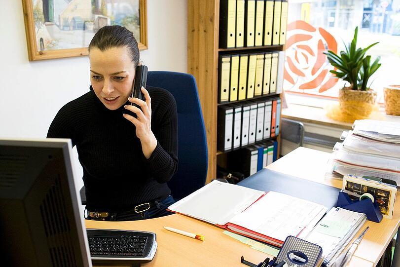 Pflegerin Edina Ahmatovic vor dem Computer: Büroarbeit gehört nämlich auch dazu.